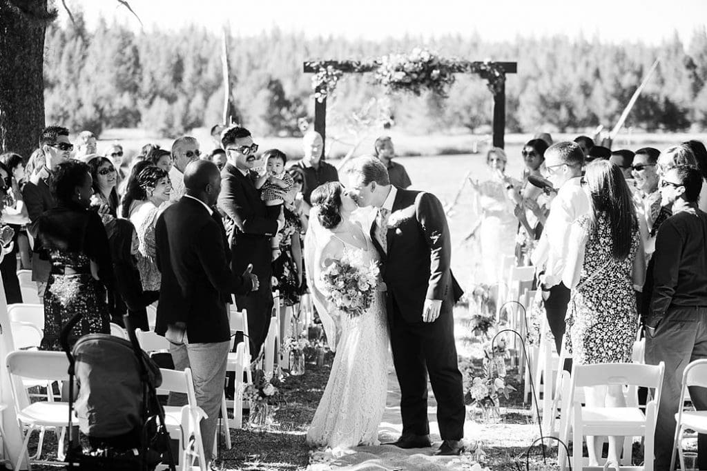 Sunriver Wedding Photographer, ceremony at sunriver wedding in Bend Oregon. Mary MaCullum Park